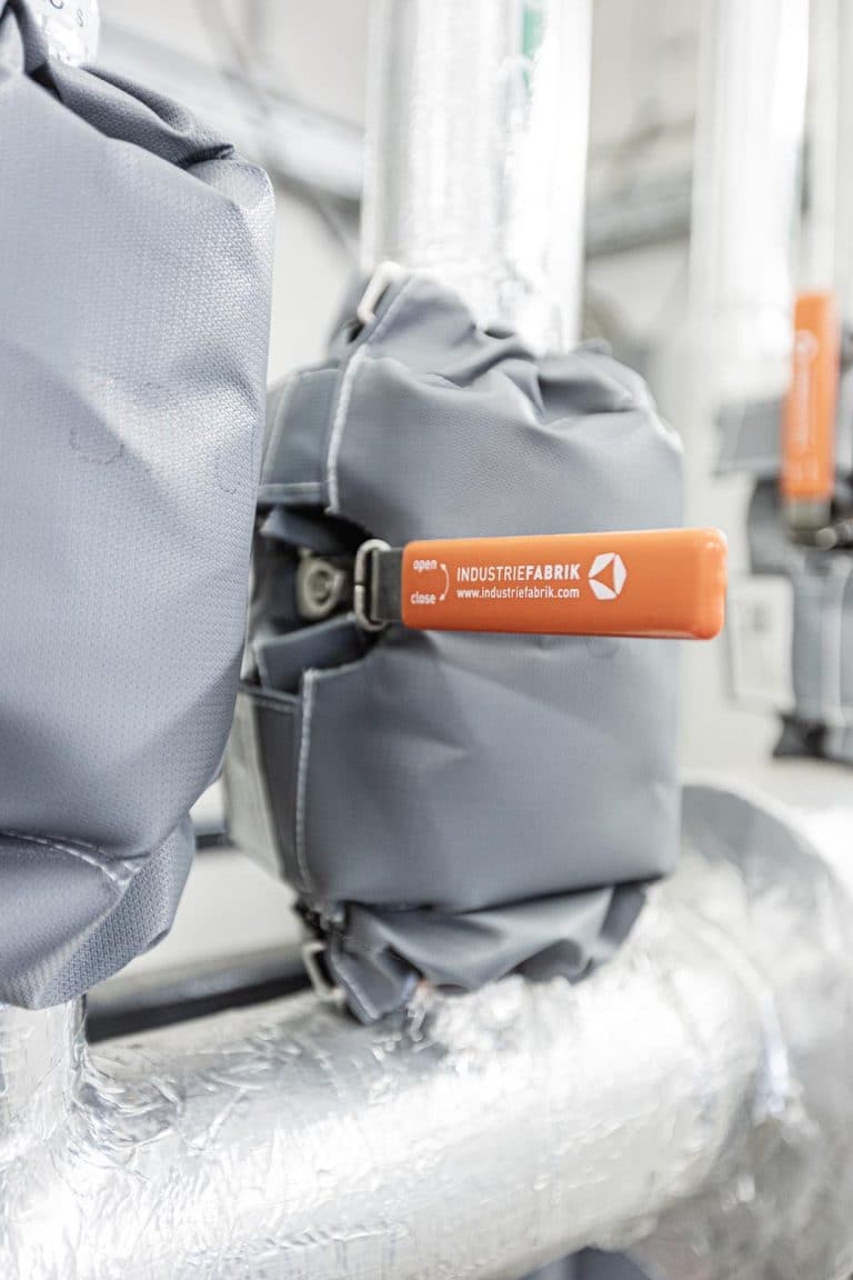 Industriefabrik Isolierfabrik IFS-Plast25 Hochtemperatur Isolierkissen und Isoliermatte, Isoliermanschette für Armaturen, Rohre, Filter, flexible Wärmedämmung individuell angefertigt und revisionierbar, leicht zugänglich, leichte Installation und Montage
